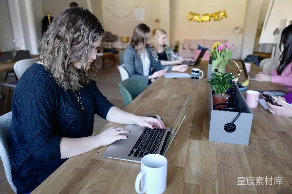 高清摄影 房间里用MacBook的女士