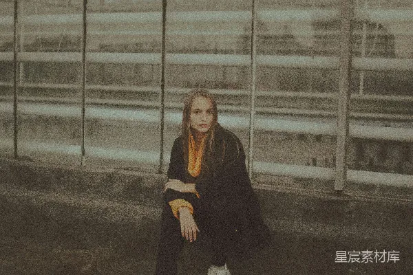 高清摄影 穿黑色长袖衬衫的女人坐在灰色混凝土地板上