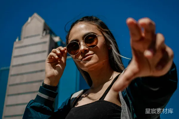高清摄影 穿黑色背心，戴着太阳镜的女人