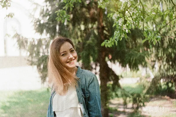 高清摄影 穿着蓝色牛仔夹克的女人微笑着