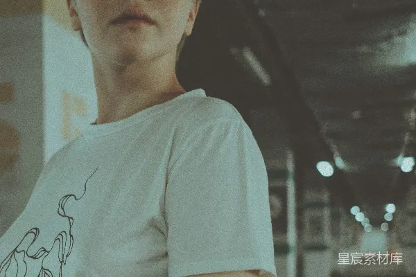 高清摄影 穿着白色圆领T恤的女人