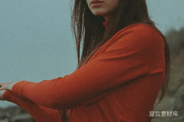 高清摄影 一个穿着红色上衣和黑色裙子的女人