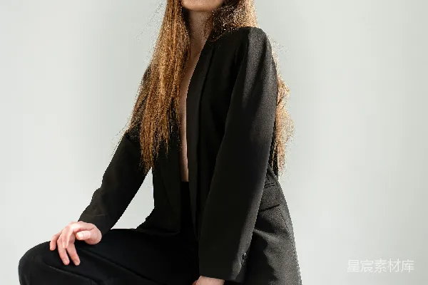 高清摄影 一个女人坐在凳子上，双腿交叉。