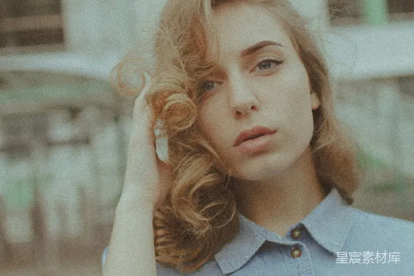 高清摄影 穿着蓝色纽扣衬衫的女人