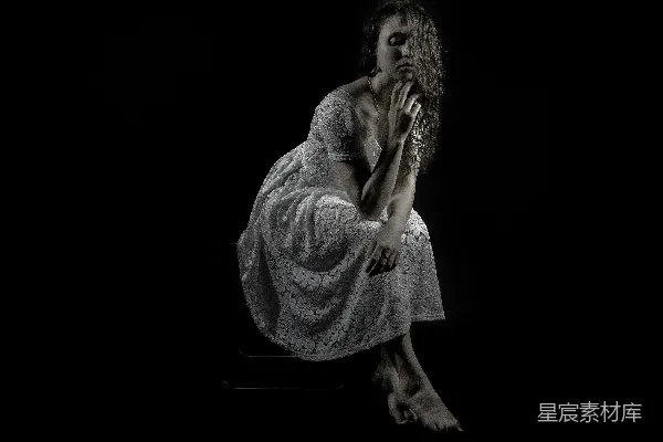 高清摄影 一个穿着白色连衣裙的女人坐在凳子上