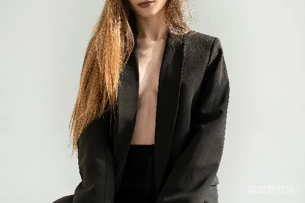 高清摄影 一个穿着黑色西装的女人正在摆姿势拍照。