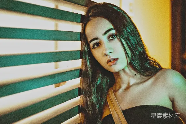 高清摄影 穿黑色背心的女人