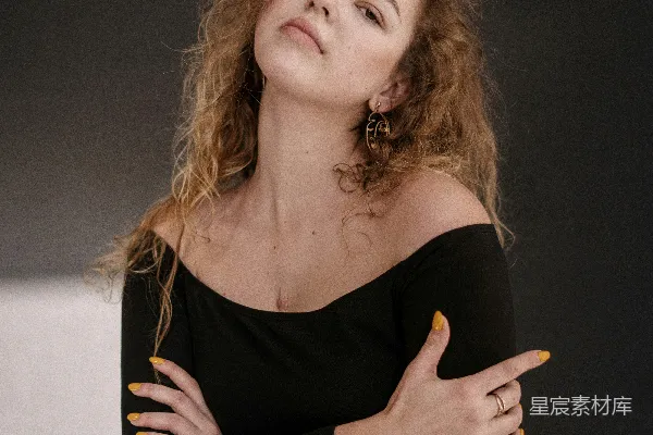 高清摄影 一位双臂交叉坐在椅子上的女士