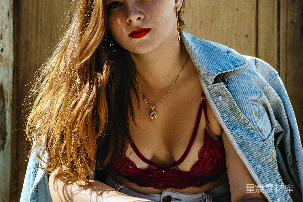 高清摄影 穿着蓝色牛仔夹克和红色背心的女人