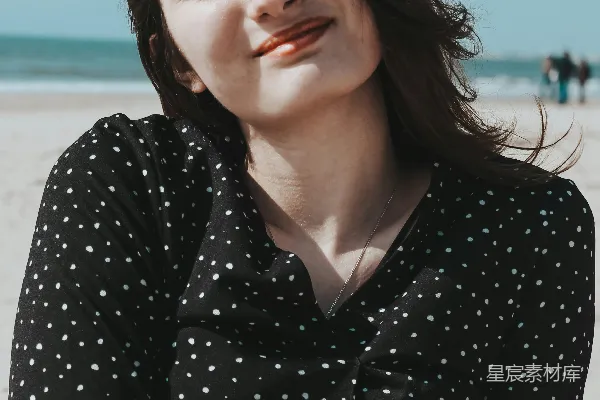 高清摄影 穿着黑白波点长袖衬衫的女人