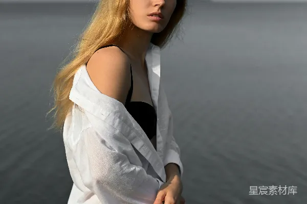 高清摄影 一位女士在摆姿势拍照。
