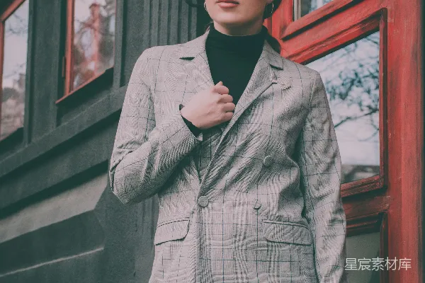 高清摄影 坐在红门前的女人