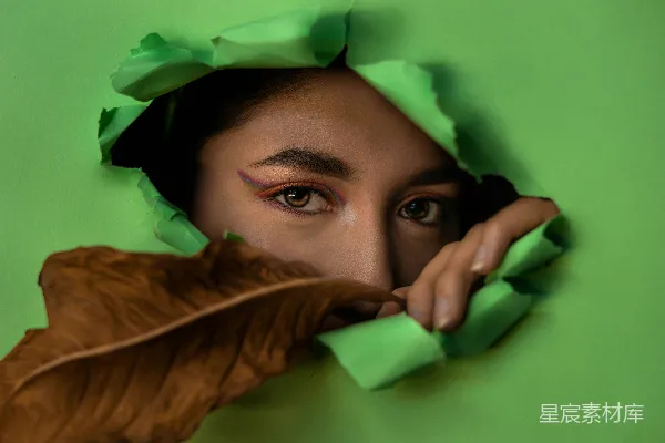 高清摄影 女人用绿叶遮住脸