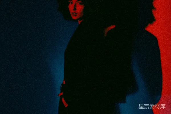 高清摄影 一个女人站在红蓝相间的墙前