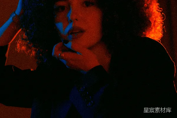 高清摄影 一个卷发的女人正把她的手放在耳边。