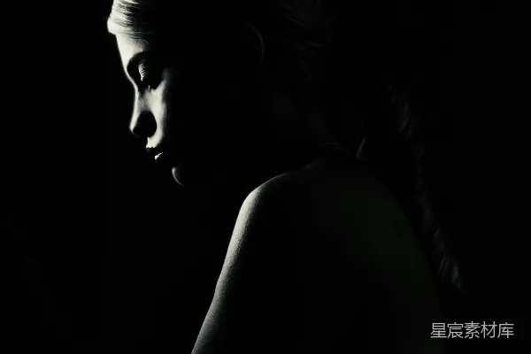 高清摄影 穿黑色背心的女人