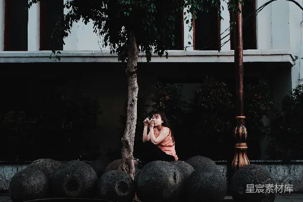 高清摄影 坐在黑色石头上的人