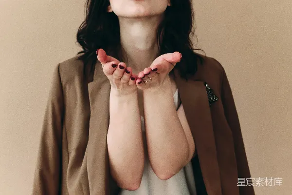 高清摄影 穿着棕色外套和白色连衣裙的女人