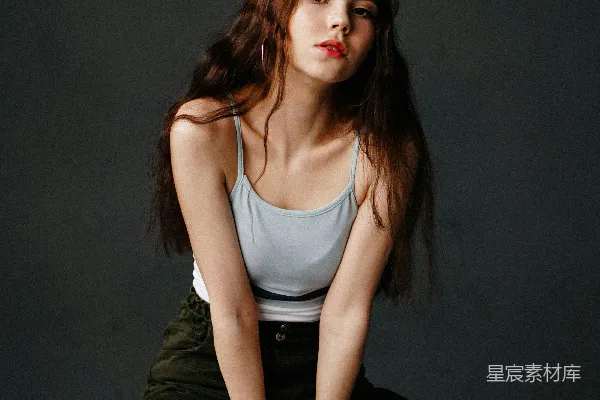 高清摄影 一个女人坐在手提箱的顶部。