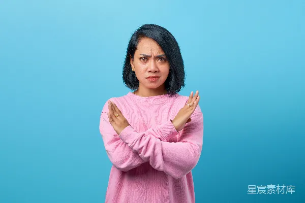 高清摄影 穿着粉红色毛衣的女人双手合十。