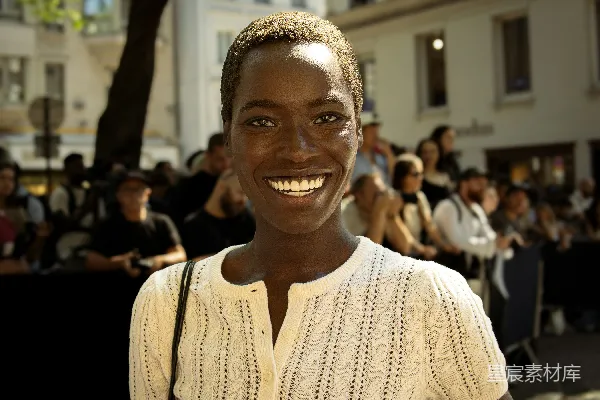 高清摄影 一个女人站在一群人的前面