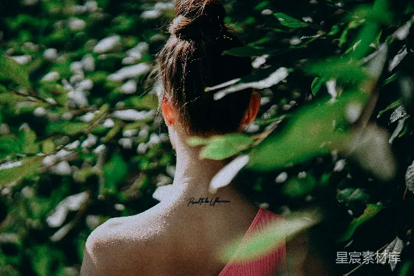 高清摄影 脖子上有一个小纹身的女人