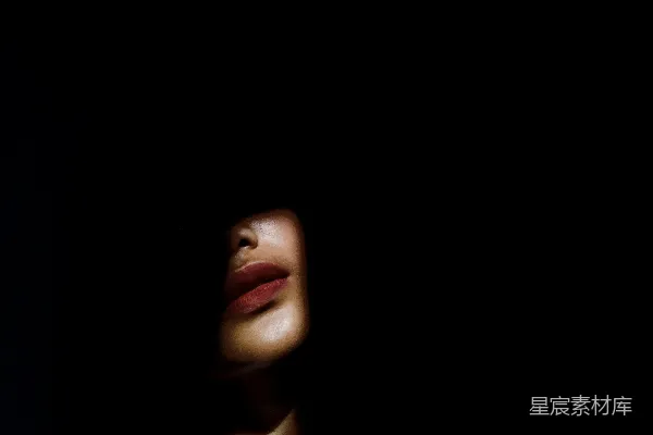 高清摄影 在黑暗中闭着眼睛的女人的脸
