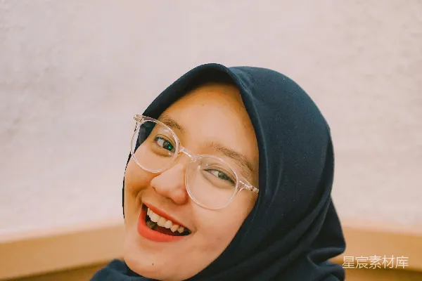 高清摄影 戴蓝色头巾和黑色框架眼镜的女人