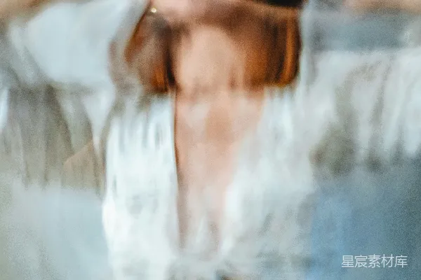 高清摄影 模糊的女性图像，她穿着白色连衣裙。