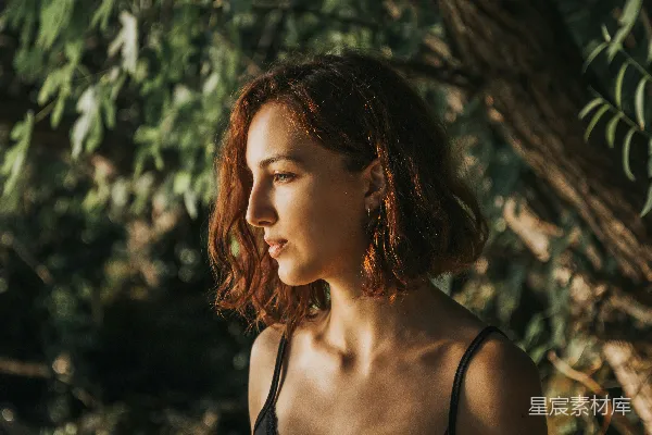 高清摄影 一个红发女人站在一棵树前