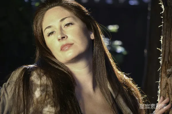 高清摄影 穿着白色背心的女人