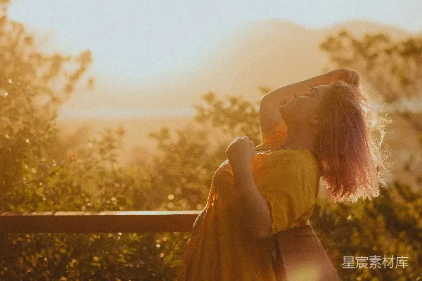 高清摄影 靠在栏杆上的人