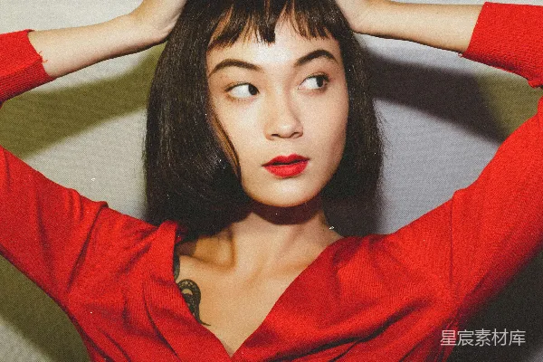 高清摄影 穿红V领衬衫的女人