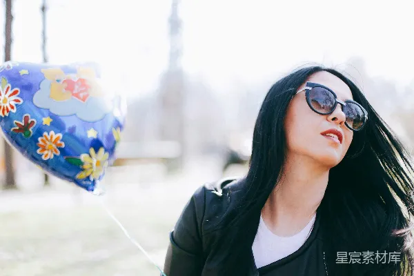 高清摄影 穿黑色皮夹克的女人戴着黑色太阳镜