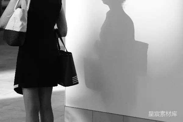 高清摄影 穿黑色连衣裙的女人站在穿白大褂的女人旁边