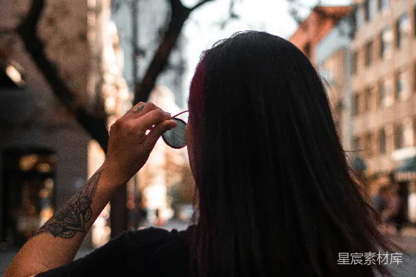 高清摄影 穿黑色长袖衬衫的女人手里整理着头发