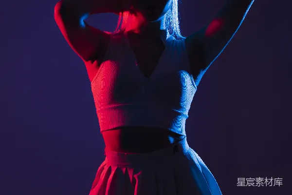 高清摄影 一位穿着白色连衣裙的女人正在摆姿势拍照。