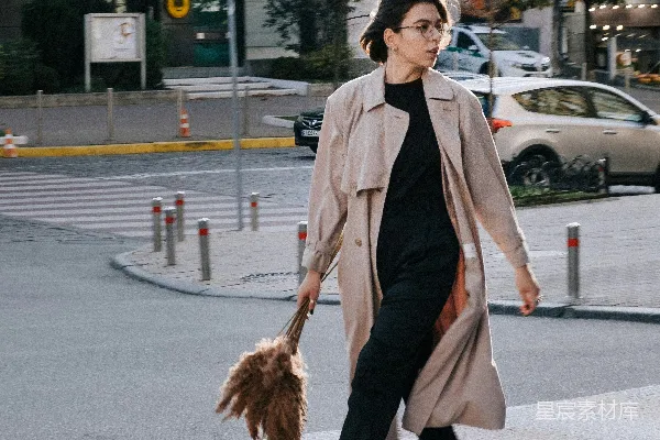 高清摄影 穿着棕色外套的女人拿着棕色扫帚