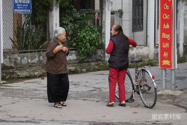 高清摄影 两个女人在路上交谈。