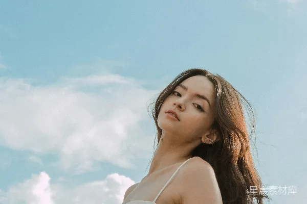 高清摄影 一个女人站在蓝天前