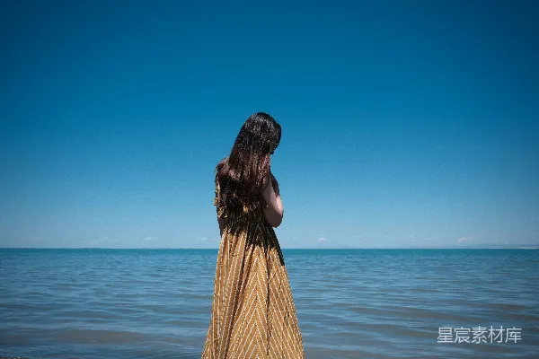 高清摄影 一位站在水中的女人在看海。