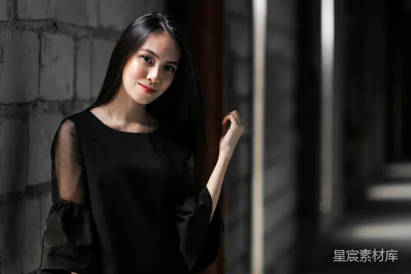 高清摄影 穿着黑色背心的女人站在墙边