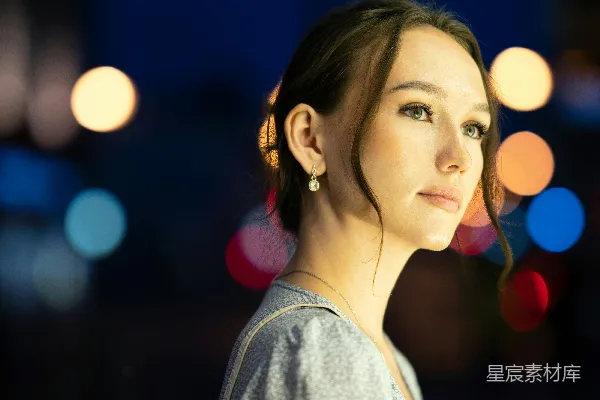 高清摄影 拿着麦克风的人