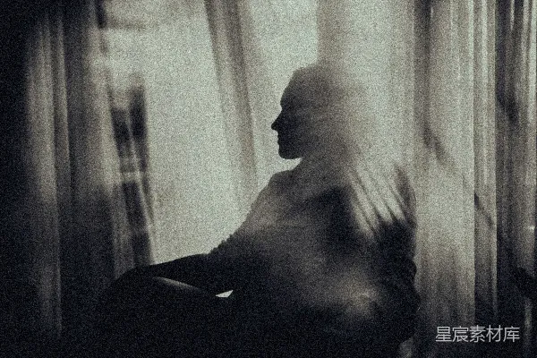高清摄影 坐在窗边椅子上的人