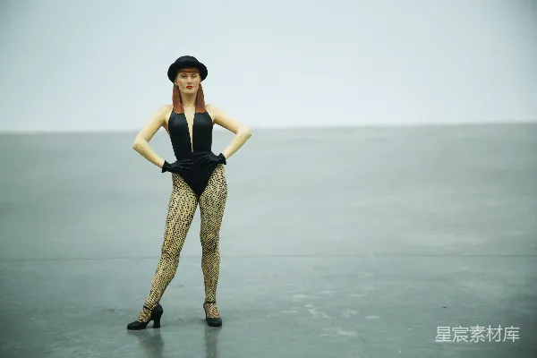 高清摄影 穿着黑色连体衣的女性站在灰色表面上