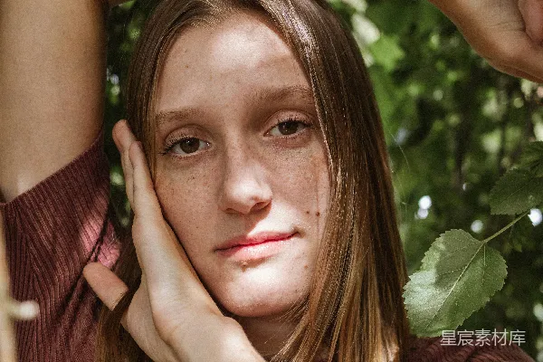 高清摄影 一个有着雀斑的头发的女人在摆姿势拍照。