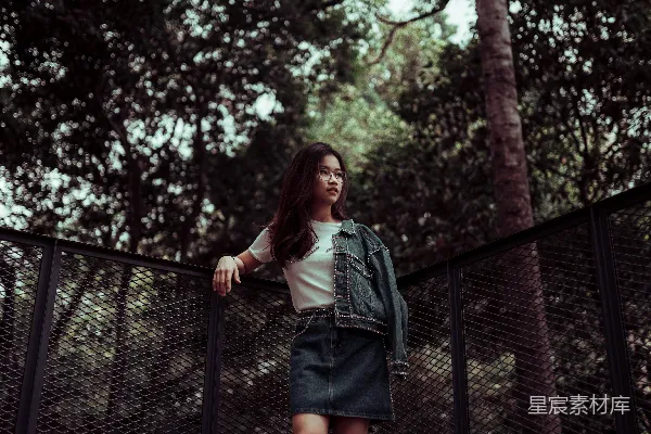 高清摄影 站在森林中的女人