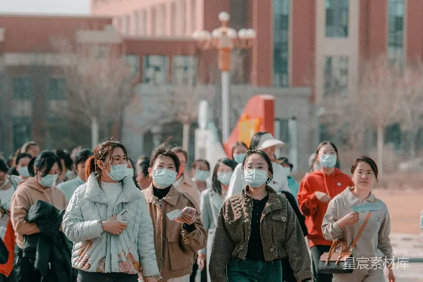 高清摄影 一群人戴着口罩走在街上。