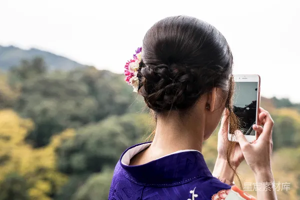 高清摄影 女人在树木旁边拍照