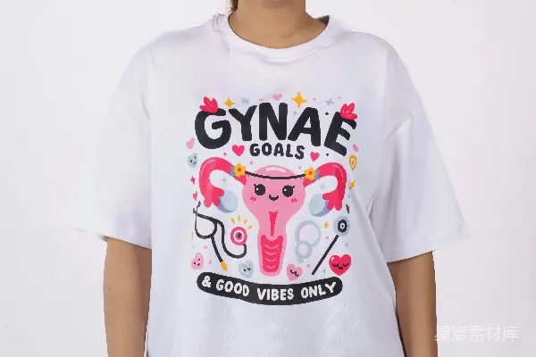 高清摄影 穿有子宫图案和文字的T恤的女人